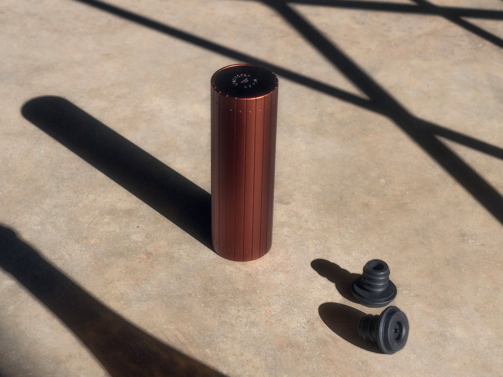 Grape-red aluminum Gard’Vin On/Off Power Signature wine preservation pump with valve seals on a concrete surface.