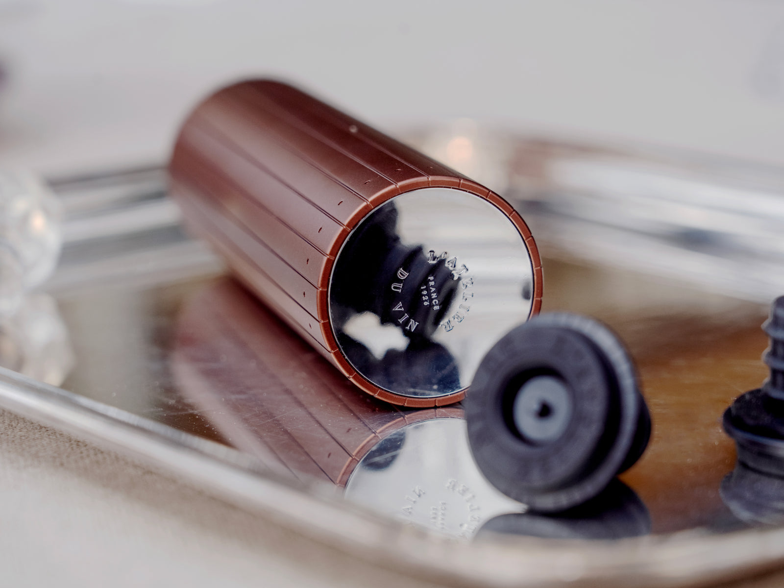 Brown Gard’Vin On/Off Power Signature wine preserver standing on a tray with a chrome end cap