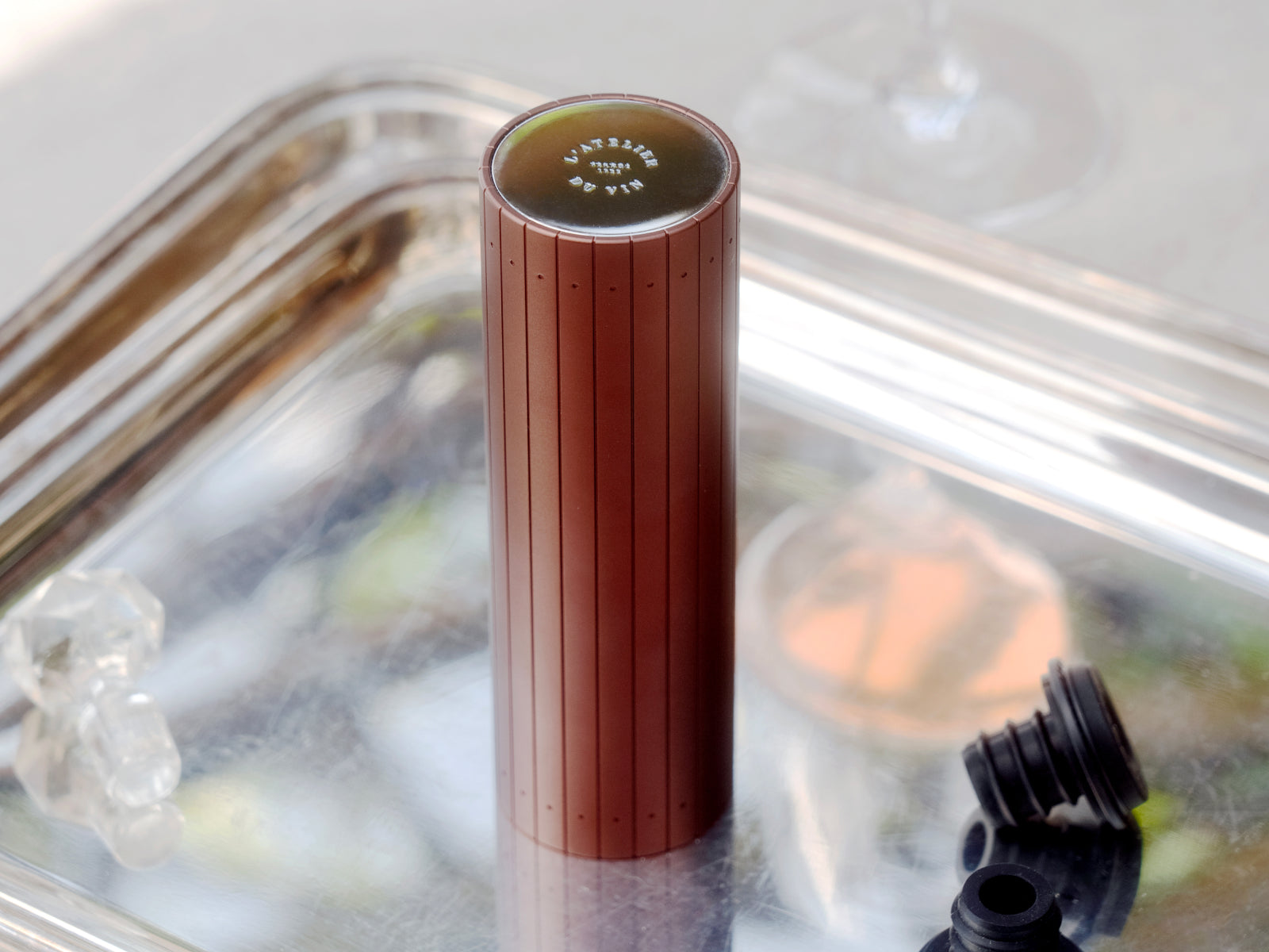 Top view of Gard’Vin On/Off Power Signature wine preserver with end cap and seals on a reflective surface