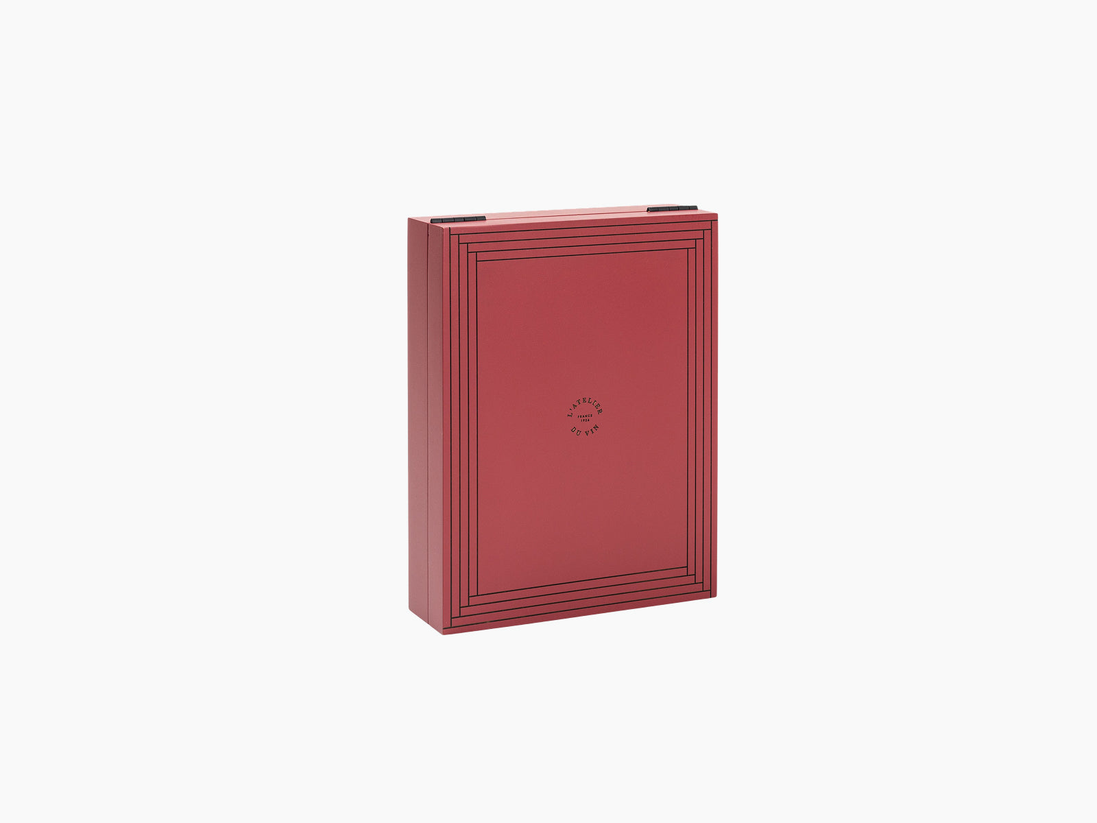 Closed red Oeno Motion Trésor box with geometric border lines on the front.
