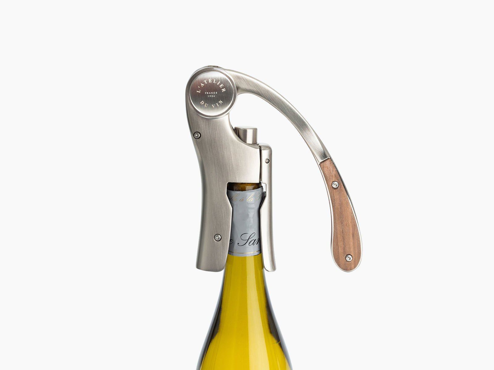 Oeno Motion Trésor corkscrew perched on a wine bottle neck.