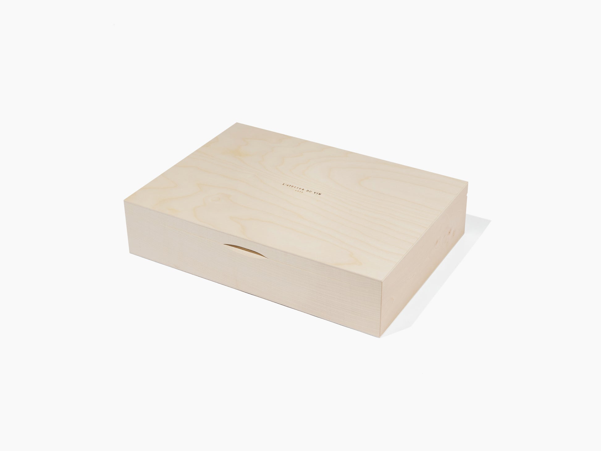 Closed light wood box with a subtle brand mark on the lid, part of the Oeno Box Connoisseur 1.