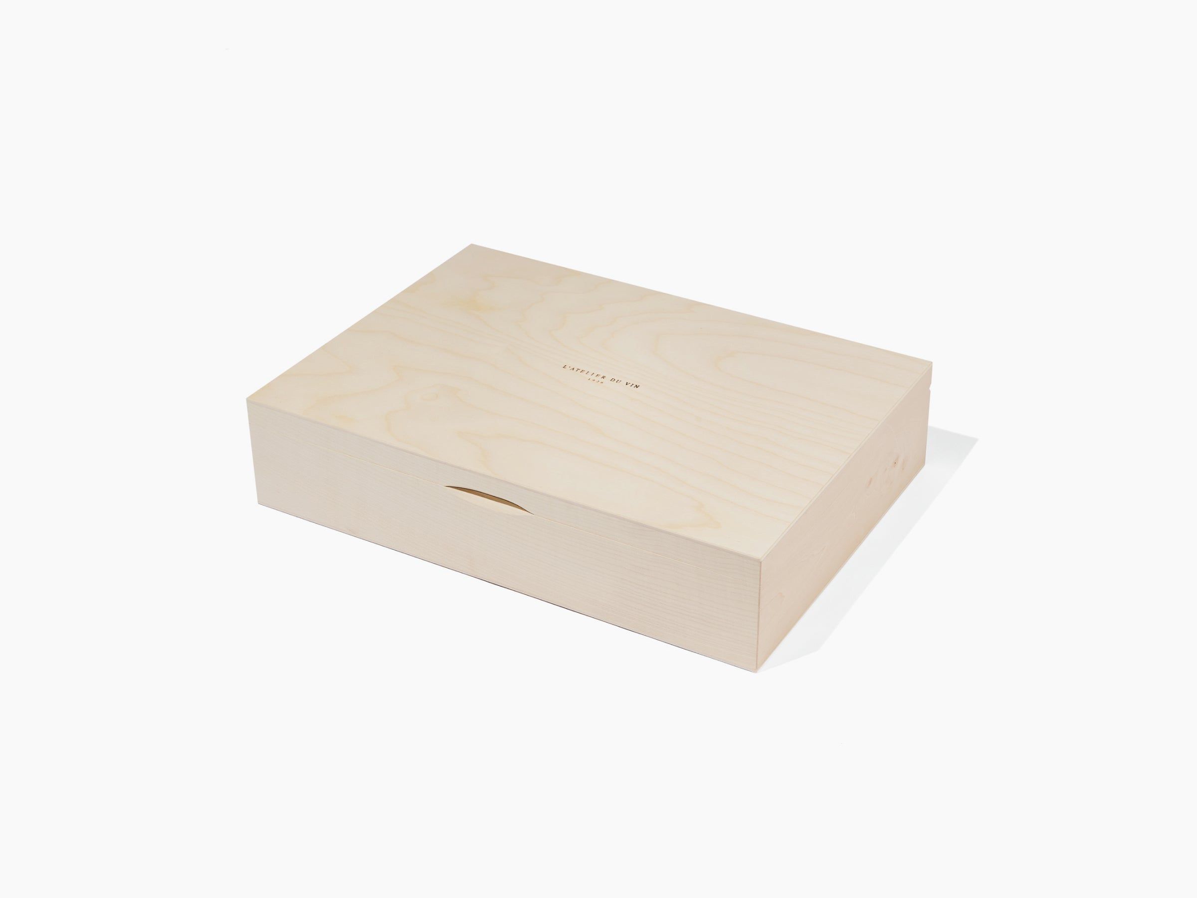 Closed light wood box with a subtle brand mark on the lid, part of the Oeno Box Connoisseur 1.
