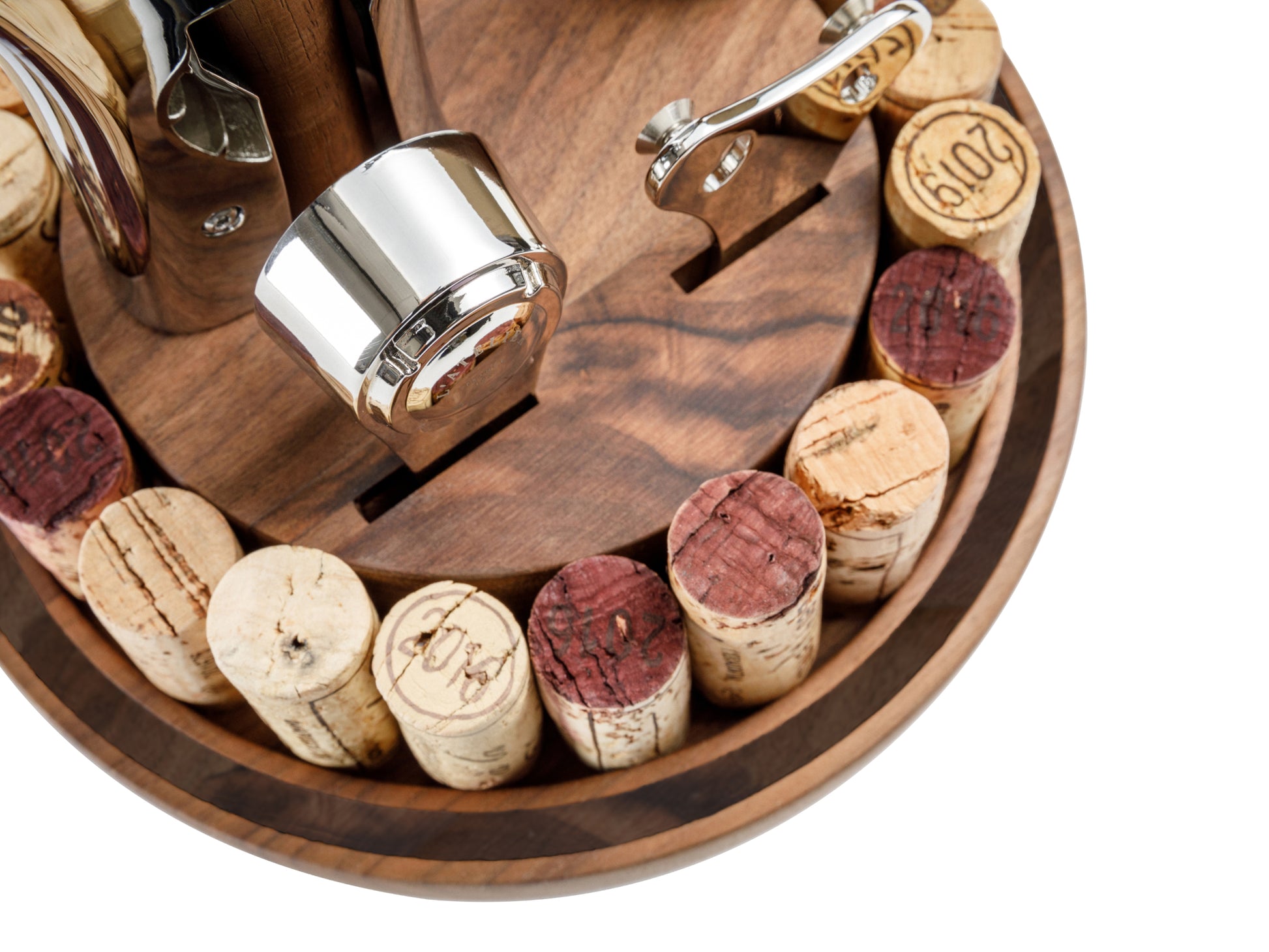 Top view of corks arranged around a circular wooden tray from the Oeno Motion Groom set