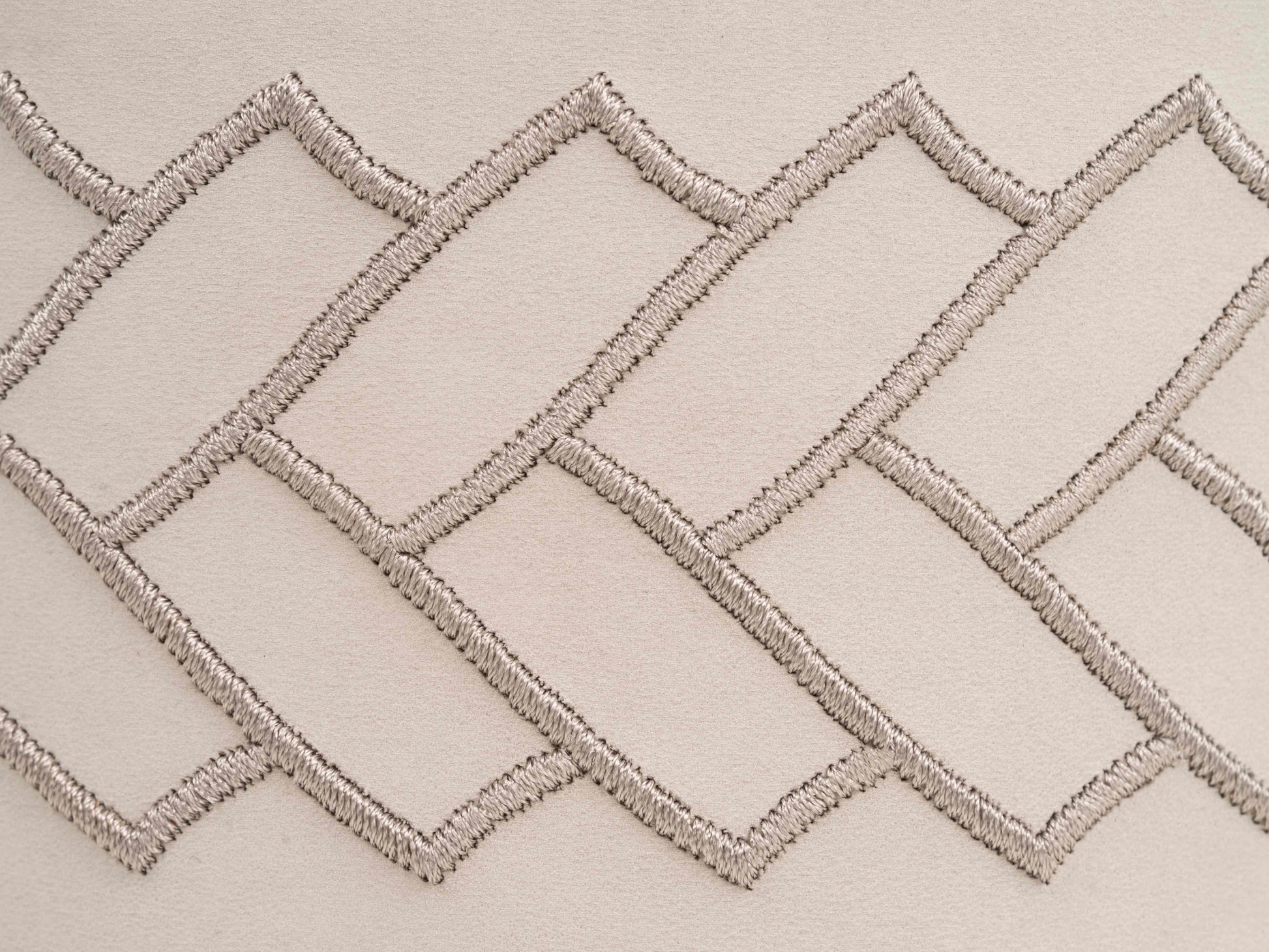 Lily small round box in pale beige leather with a stitched herringbone border