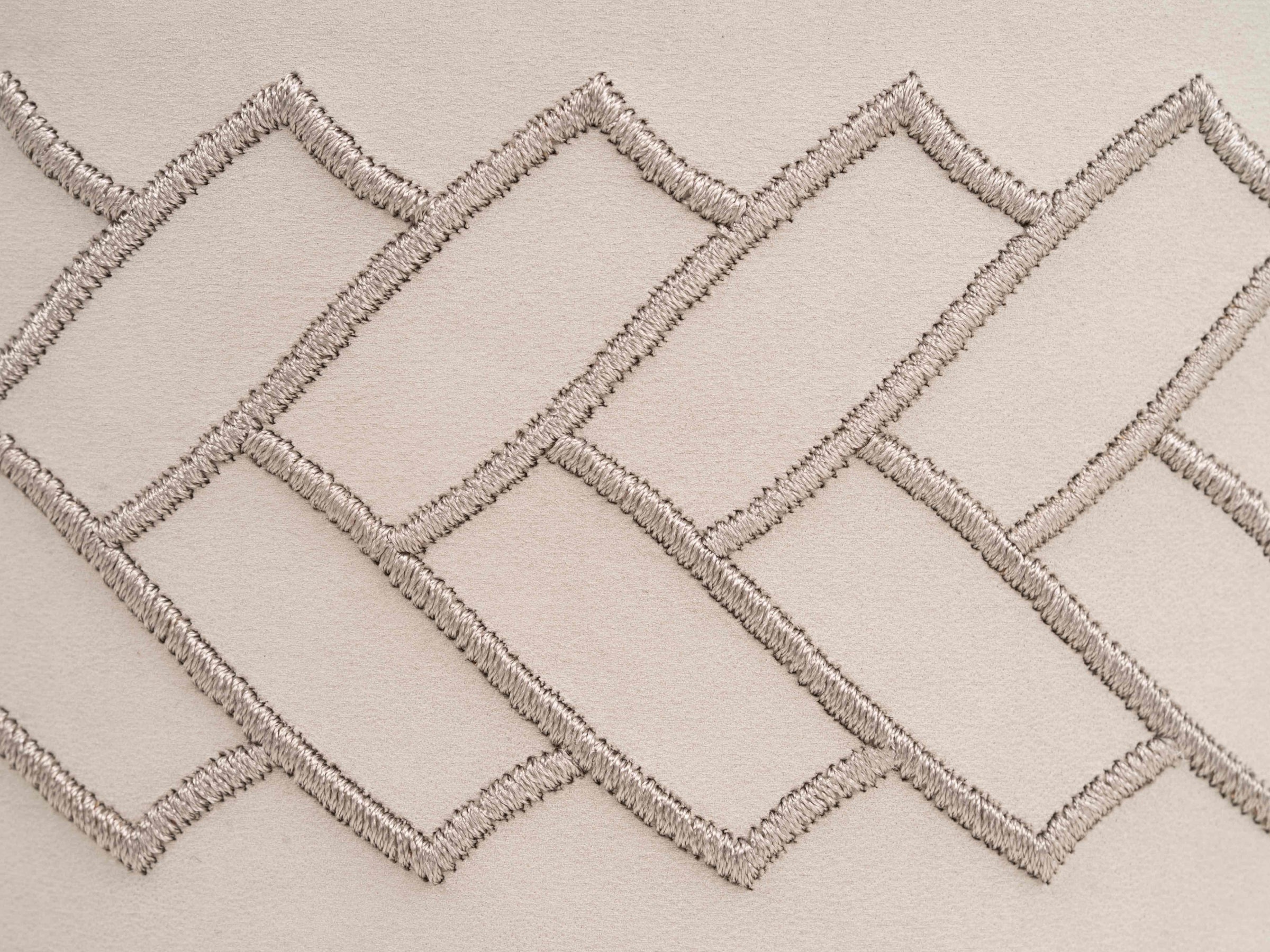 Lily small round box in pale beige leather with a stitched herringbone border