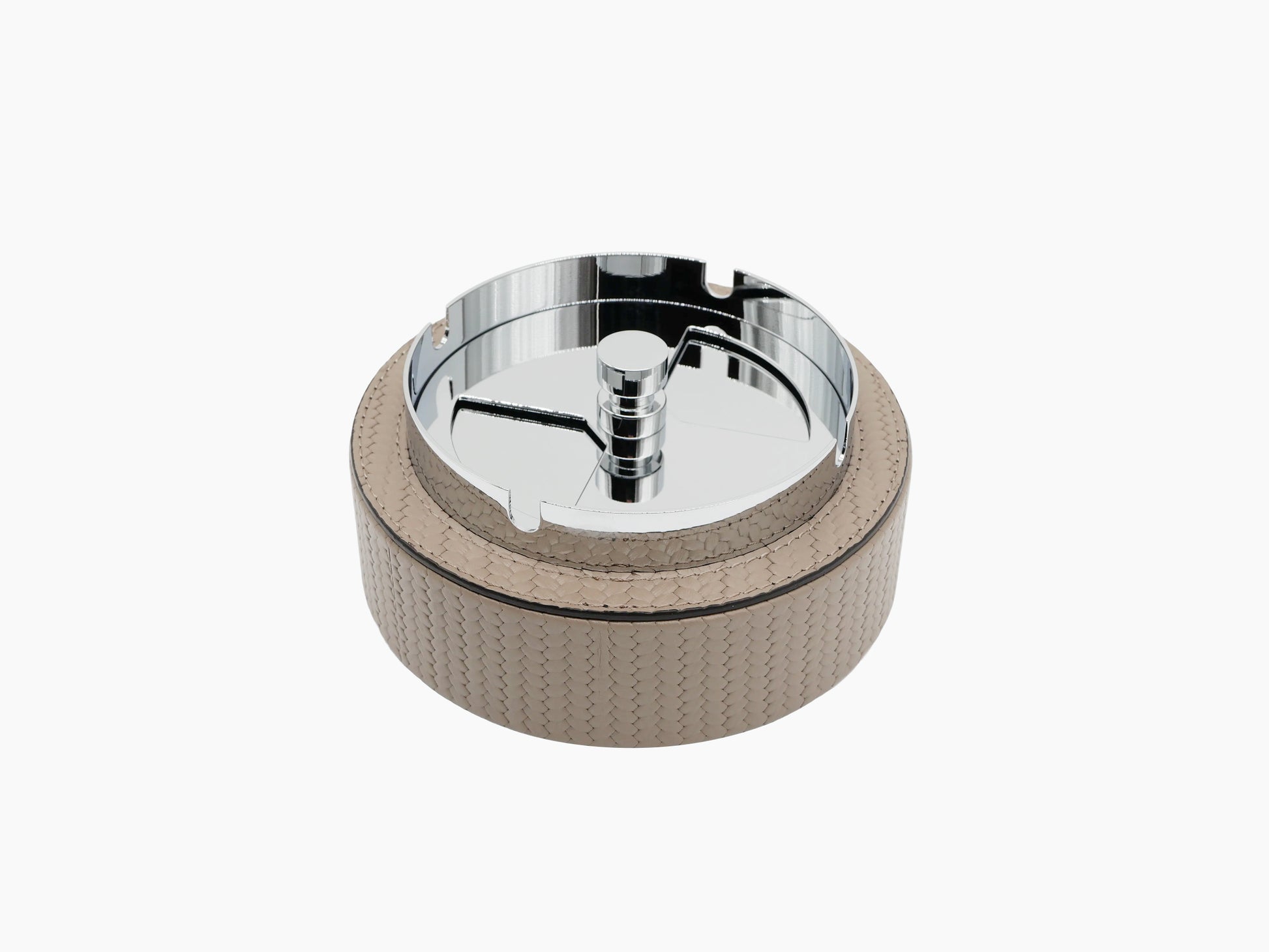 Vento ashtray with beige leather wrap and polished chrome interior and rotating cover