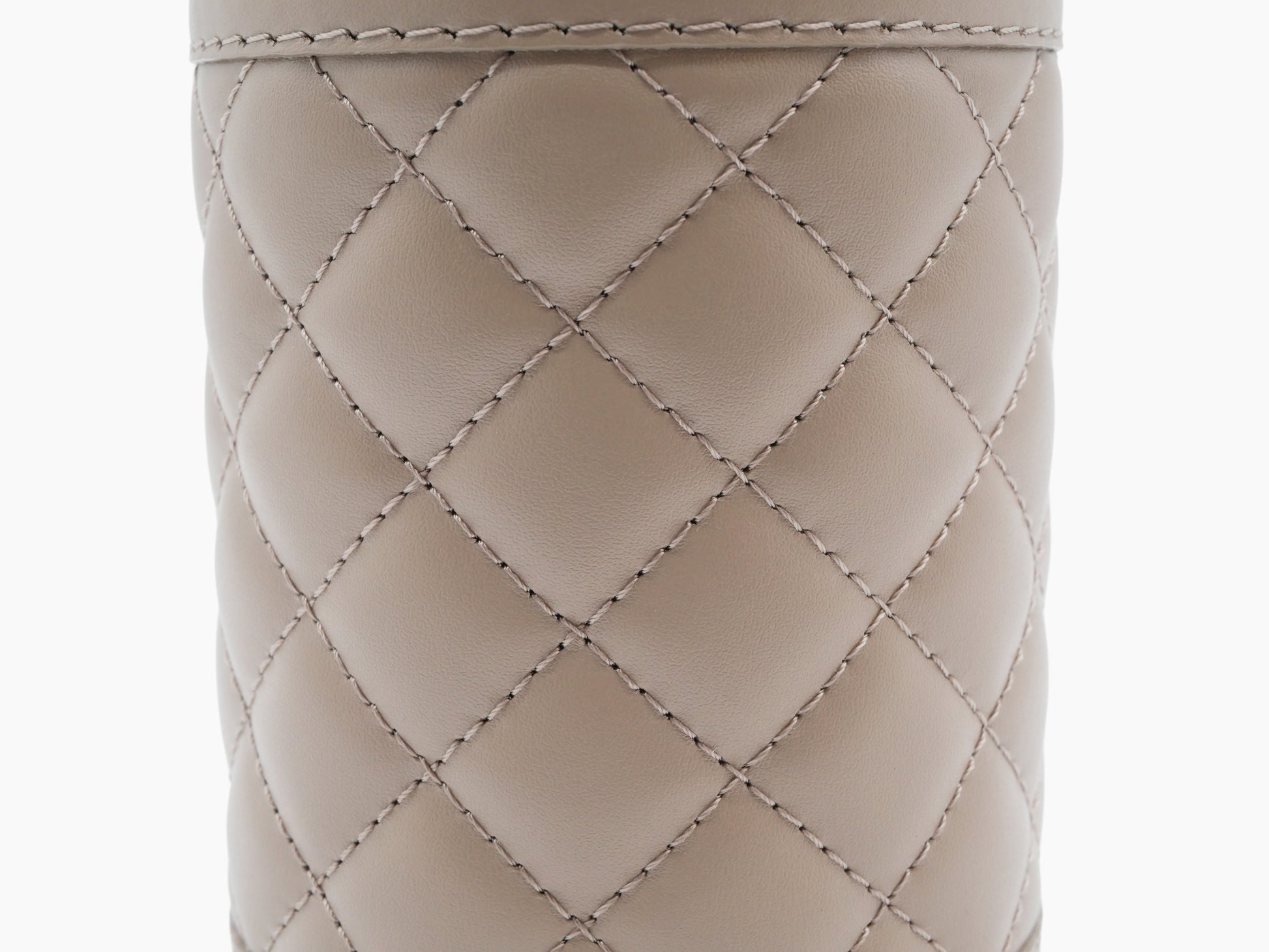 Beige diamond quilted leather close-up showing stitched pattern from the Alghero Diamonds collection