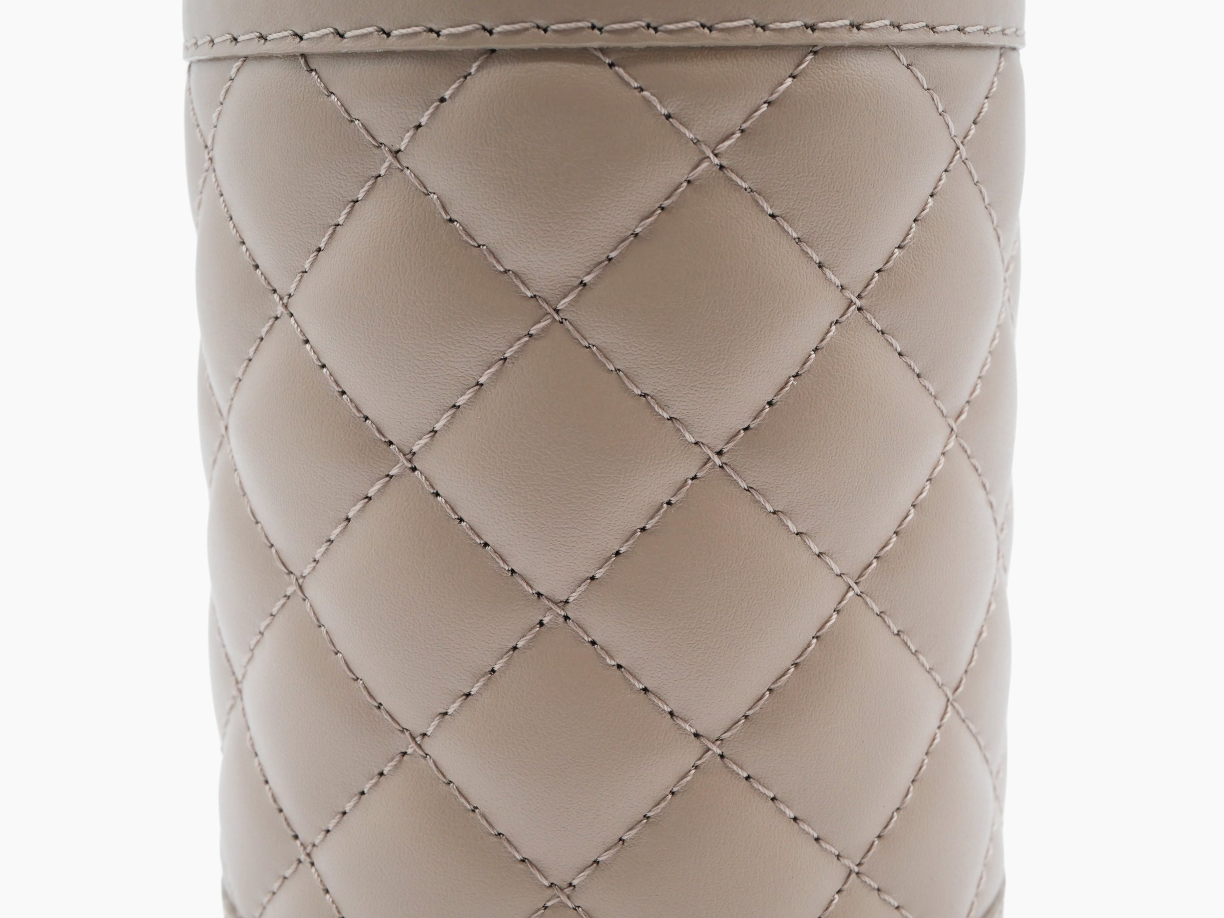 Beige diamond quilted leather close-up showing stitched pattern from the Alghero Diamonds collection