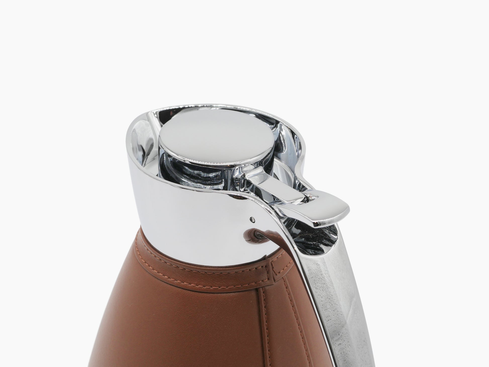 Close-up of Vincennes 1.5l insulated carafe with chrome lid and brown leather detailing.
